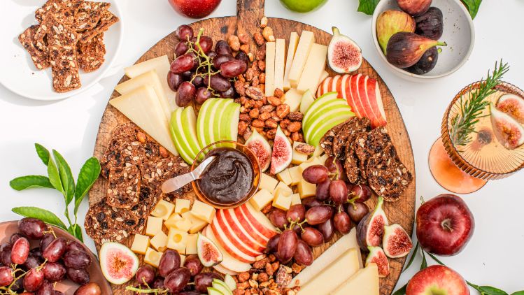Emmi_Beauty_Apple-Picking-Cheese-Board-3