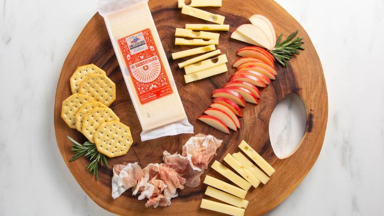 EMMI_Beauty_Pairings_Cheeseboard_Traditions2020_SignaturePairings_Emmentaler_6045